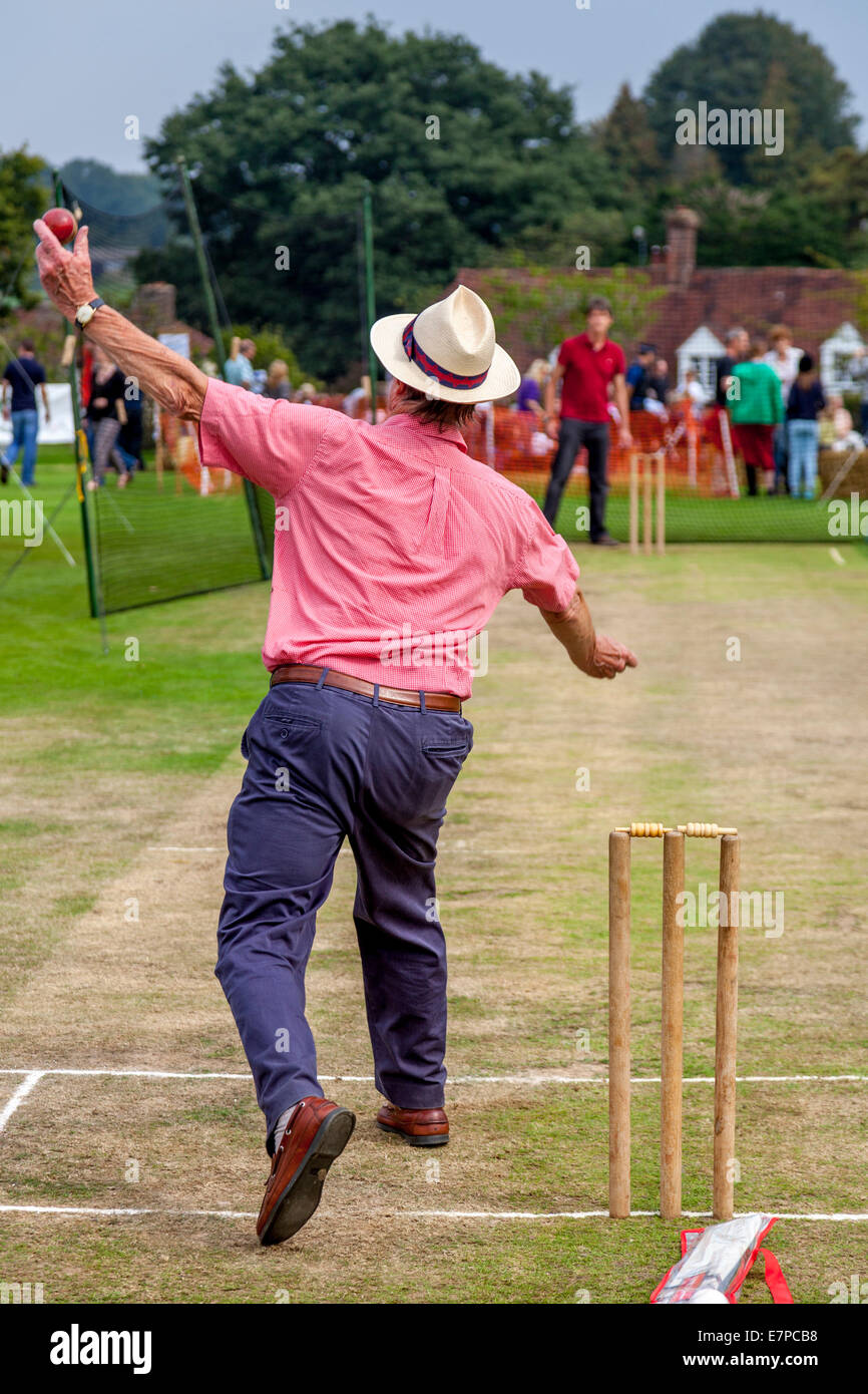 Colpire il paletto (un gioco tradizionale) essendo giocato, Hartfield Village Fete, Sussex, Inghilterra Foto Stock