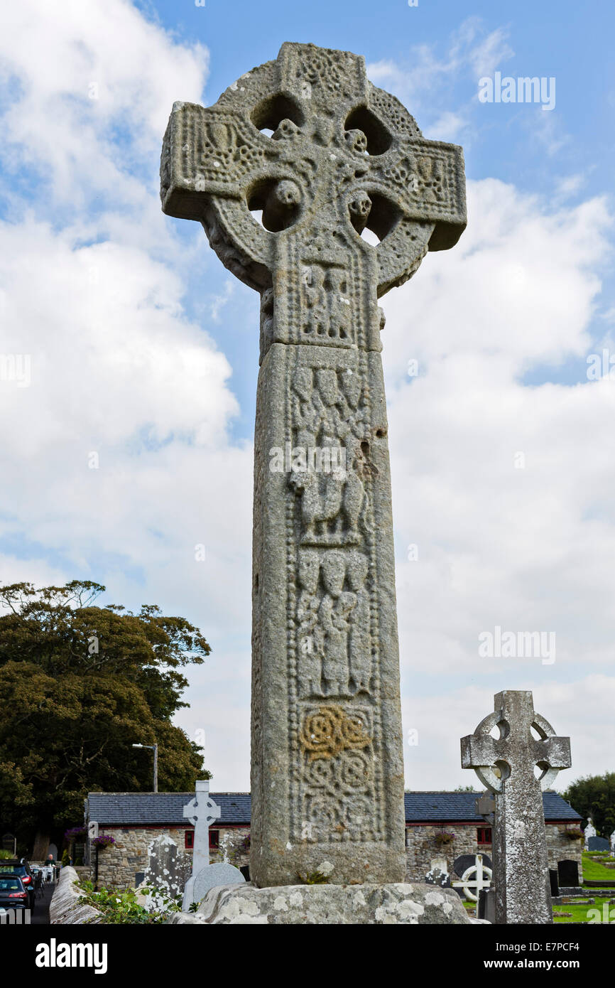 Il Celtic alta Croce di San Colombano è la Chiesa, Drumcliff, nella contea di Sligo, Irlanda - il poeta W B Yeats è sepolto nel cimitero Foto Stock