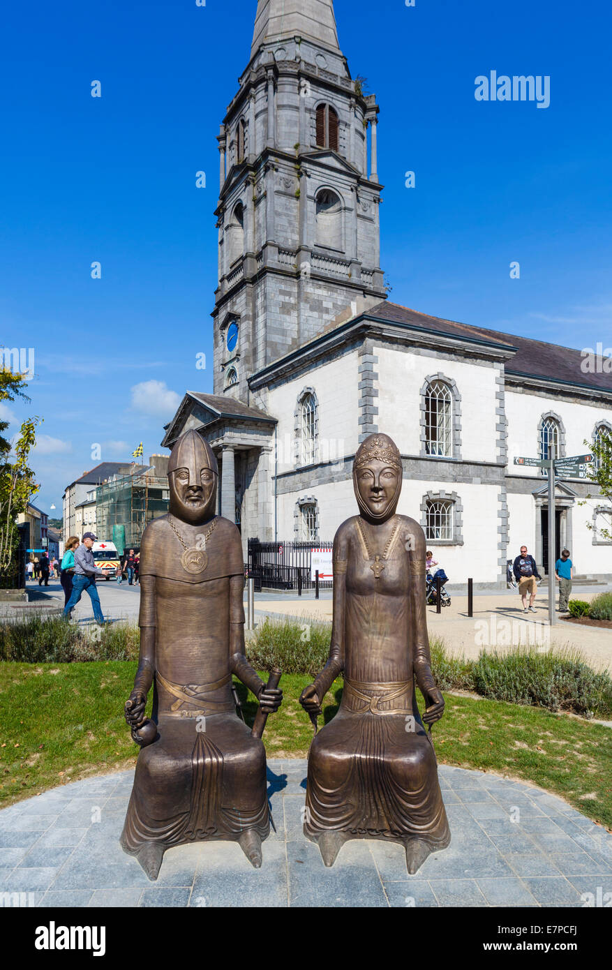 Sculture di vichinghi Strongbow e Aoif di fronte la Cattedrale di Christchurch, la città di Waterford, nella contea di Waterford, Irlanda Foto Stock