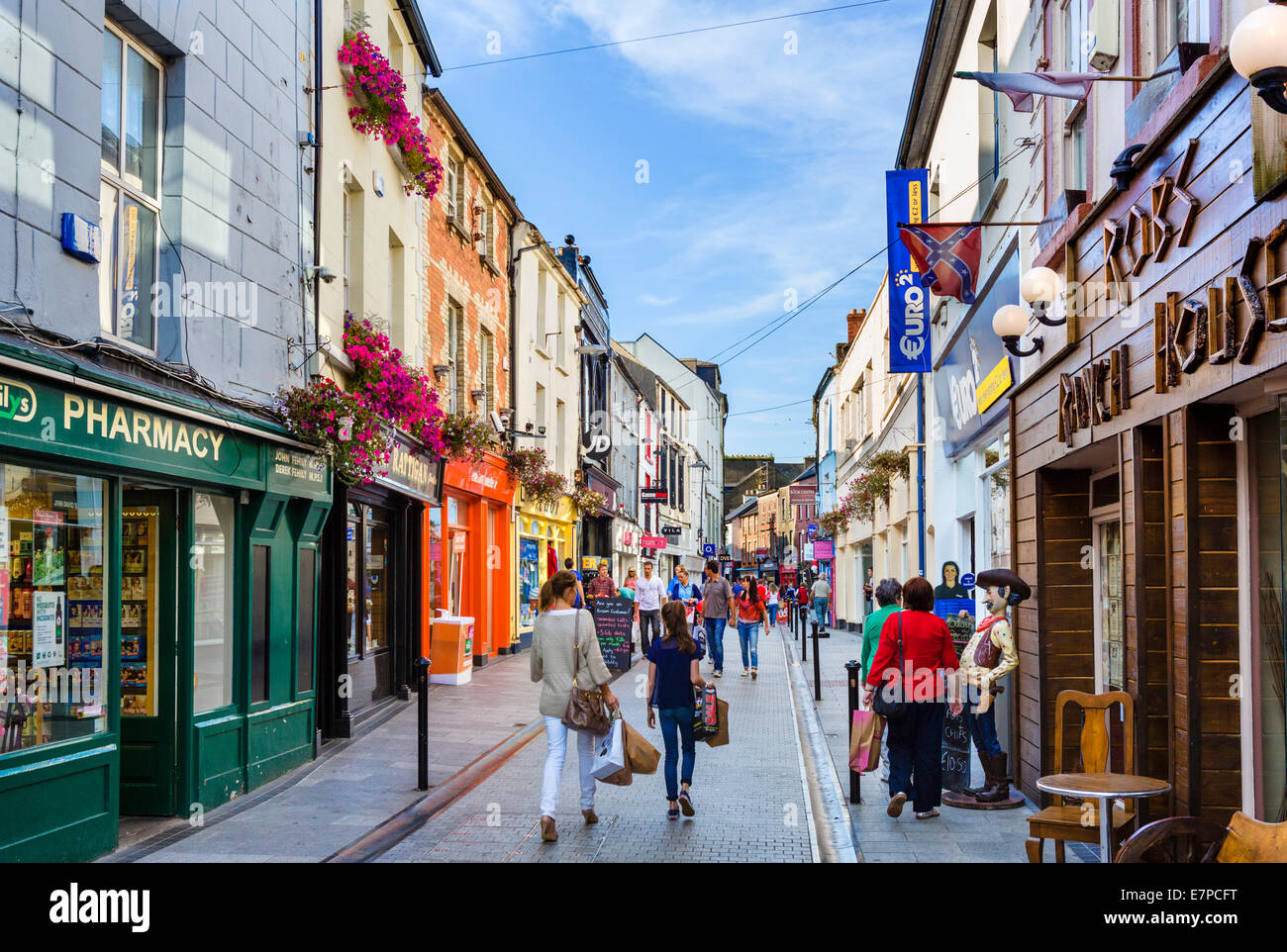 I negozi di South Main Street nel centro città e la cittadina di Wexford, County Wexford, Repubblica di Irlanda Foto Stock