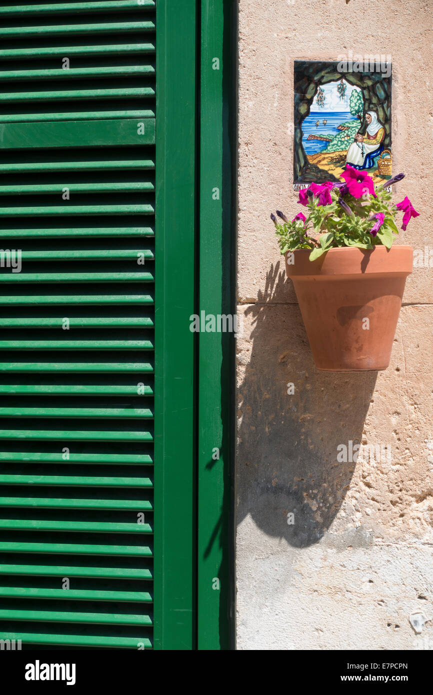 Spagna, Mallorca, Valldemossa, vasi di fiore appeso al di sotto della placca ornati Foto Stock