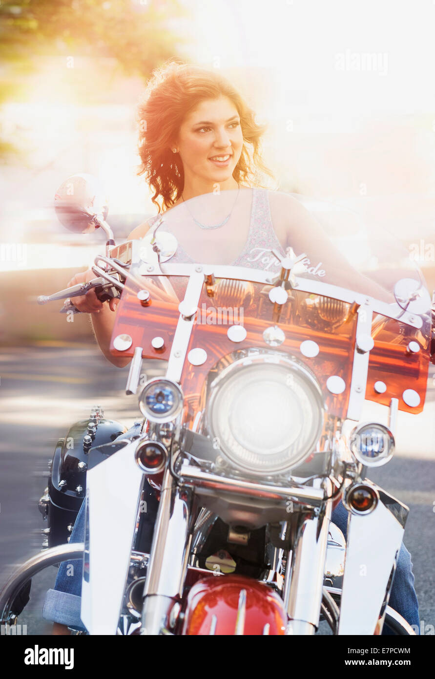 Giovane donna motociclo di equitazione Foto Stock