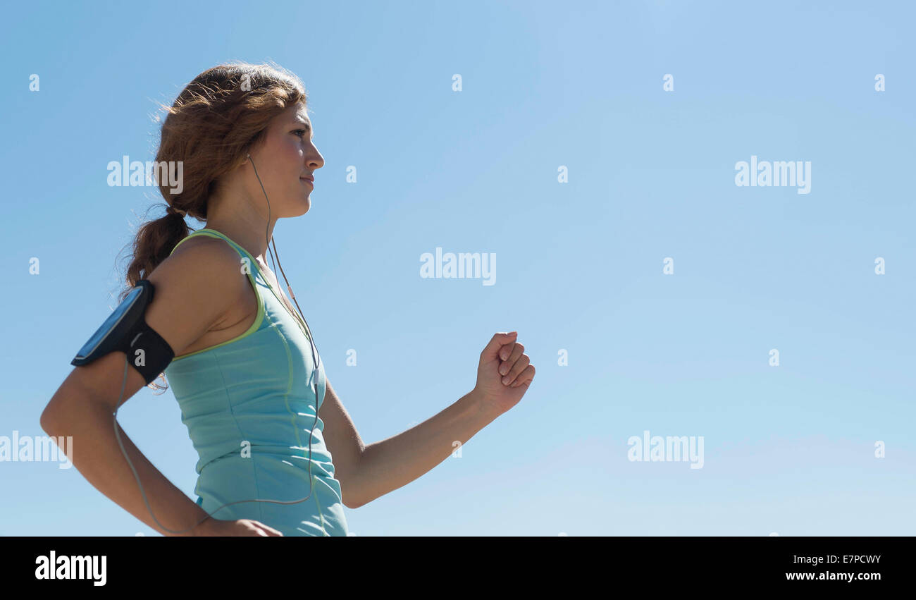 Vista laterale della giovane donna jogging Foto Stock