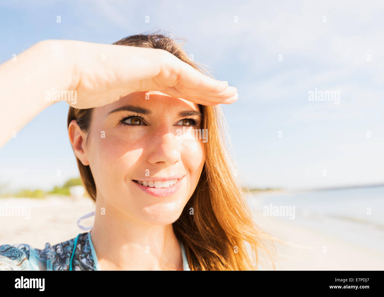 Stati Uniti d'America, Florida, Giove, Donna occhi di schermatura sulla spiaggia Foto Stock