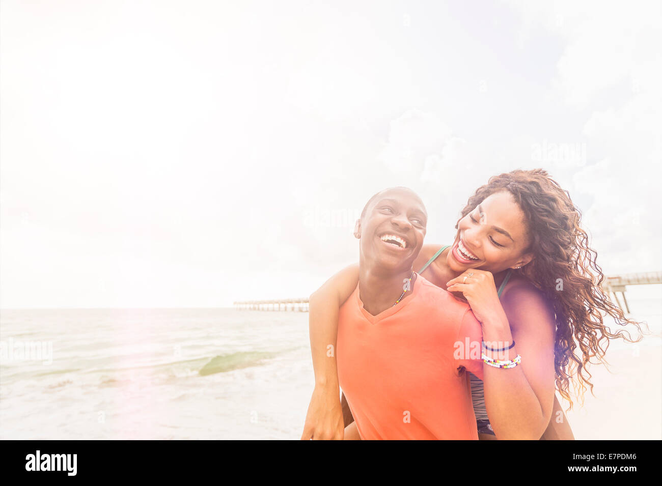 Stati Uniti d'America, Florida, Giove, coppia giovane giocando sulla spiaggia Foto Stock