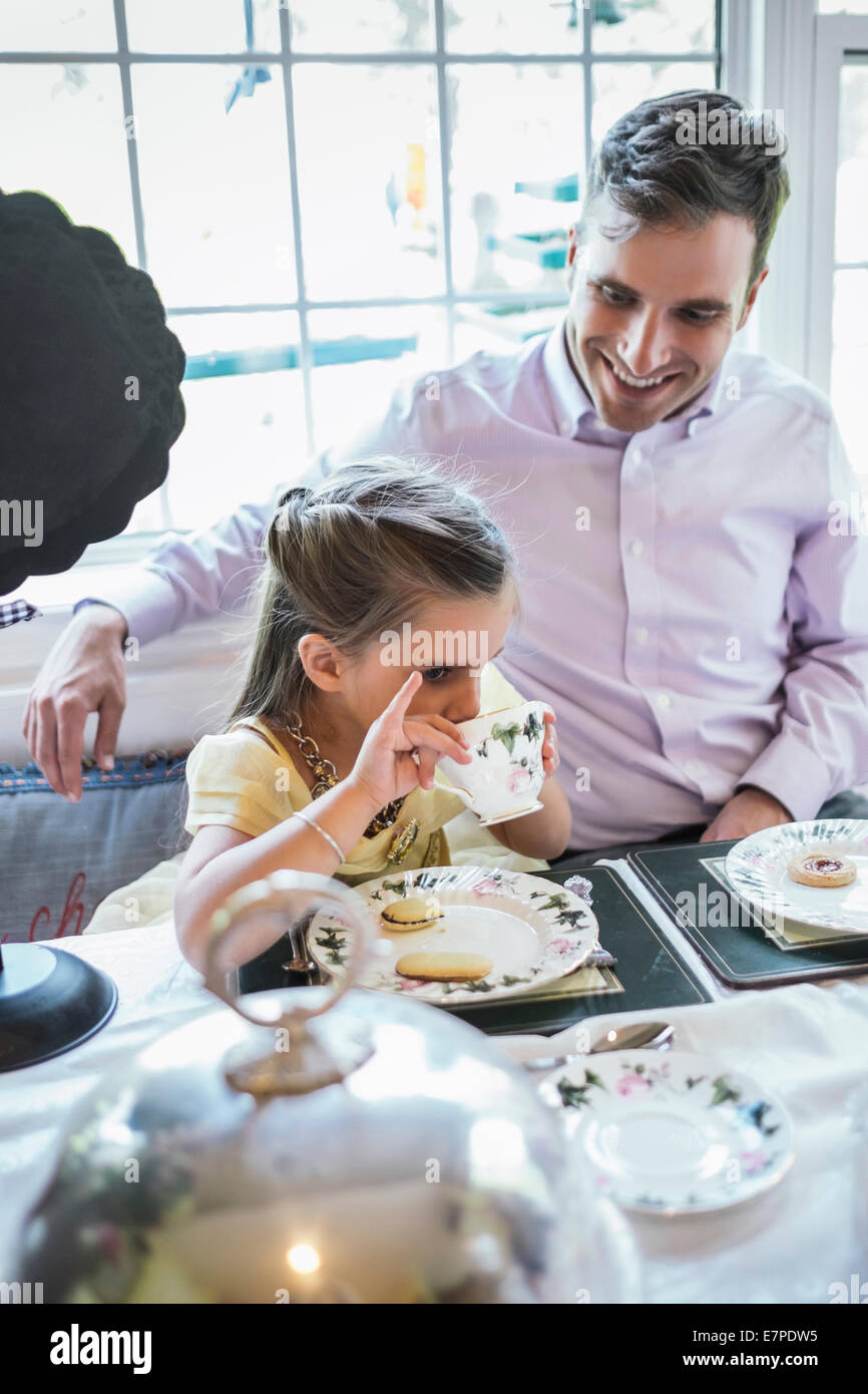 Padre e figlia (4-5) di mangiare insieme in sala da pranzo Foto Stock