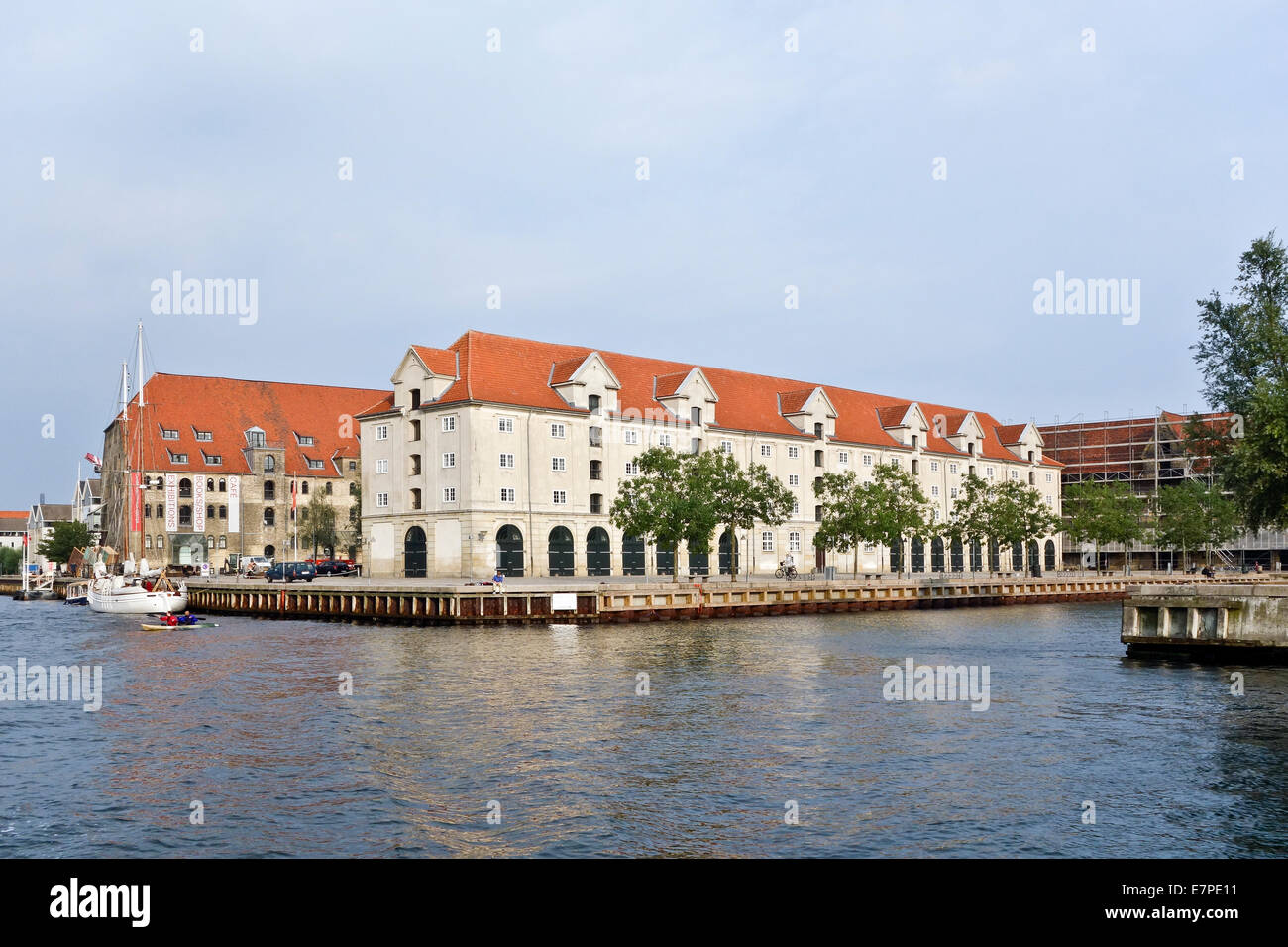 Centro danese di architettura (posteriore sinistra) e magazzino di Eigtveds in porto Christianshavn Copenhagen DANIMARCA Foto Stock