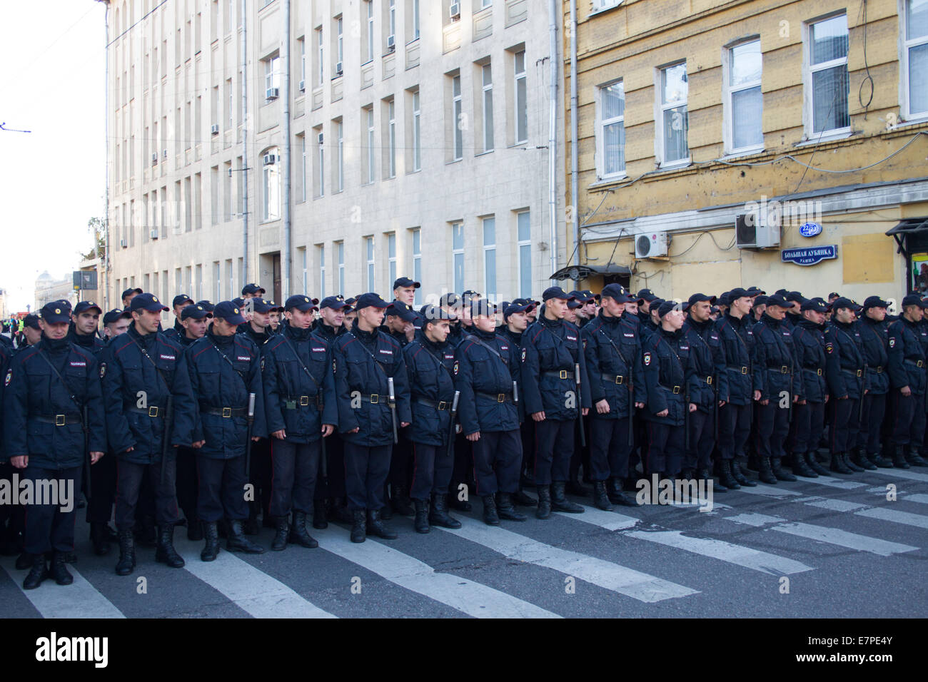 Mosca, Russia - 21 settembre 2014. La polizia in marcia per la pace pace. Marzo contro la guerra con l'Ucraina Foto Stock