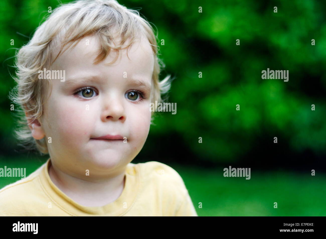 Un riflessivo ragazzo (2 1/2 anni) Foto Stock
