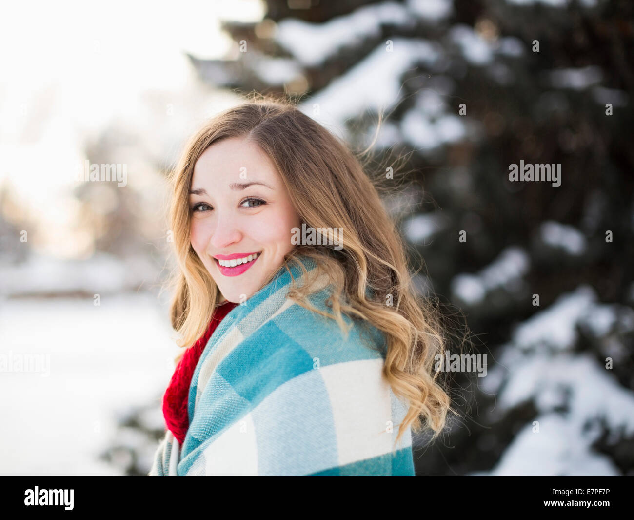 Stati Uniti d'America, Utah, Salt Lake City, ritratto di donna avvolta in una coperta a sorridere all'aperto Foto Stock