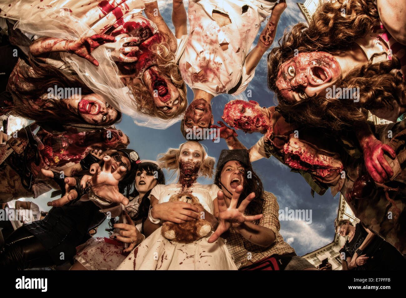 Torino, Italia. Xxi Sep, 2014. Zombie a piedi a Torino, Italia. Credito: Davvero Facile Star/Alamy Live News Foto Stock