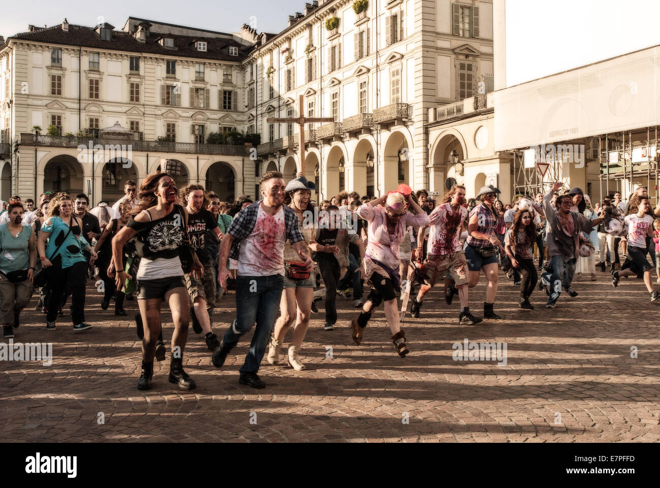Torino, Italia. Xxi Sep, 2014. Zombie a piedi a Torino, Italia. Credito: Davvero Facile Star/Alamy Live News Foto Stock