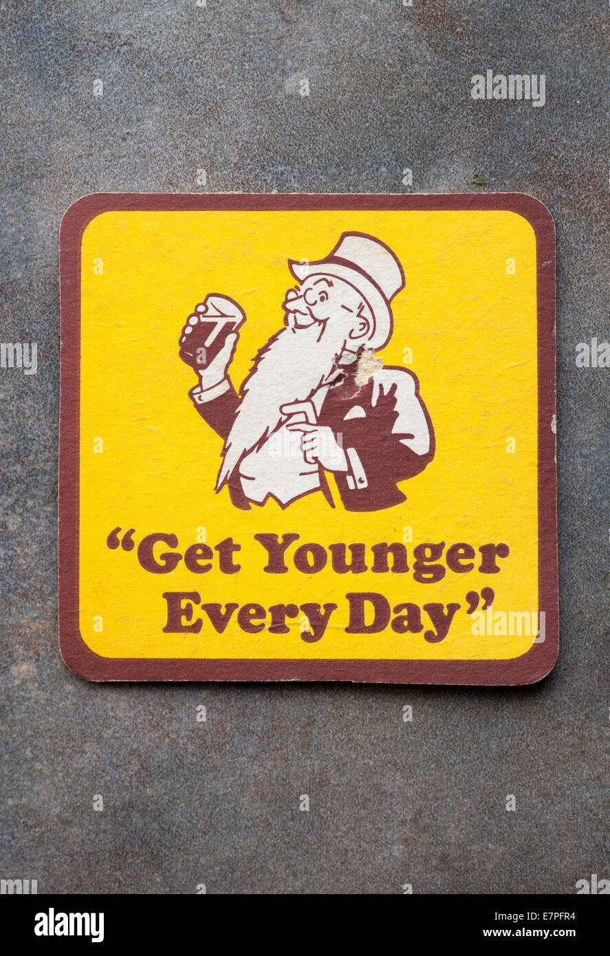 Birreria Vintage Beermat pubblicità locale "Youngs' birra con la linea di etichetta 'Get giovani ogni giorno' Foto Stock