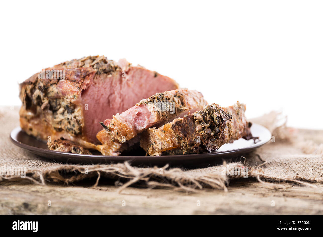 Arrosto di fette di carne su un sfondo di legno Foto Stock