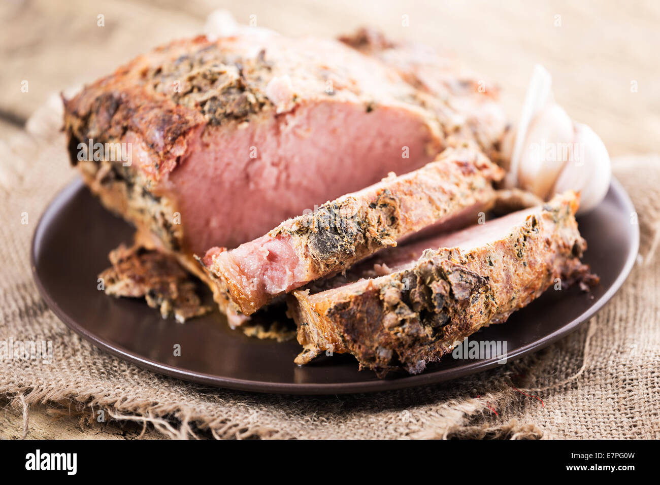 Arrosto di fette di carne su un sfondo di legno Foto Stock