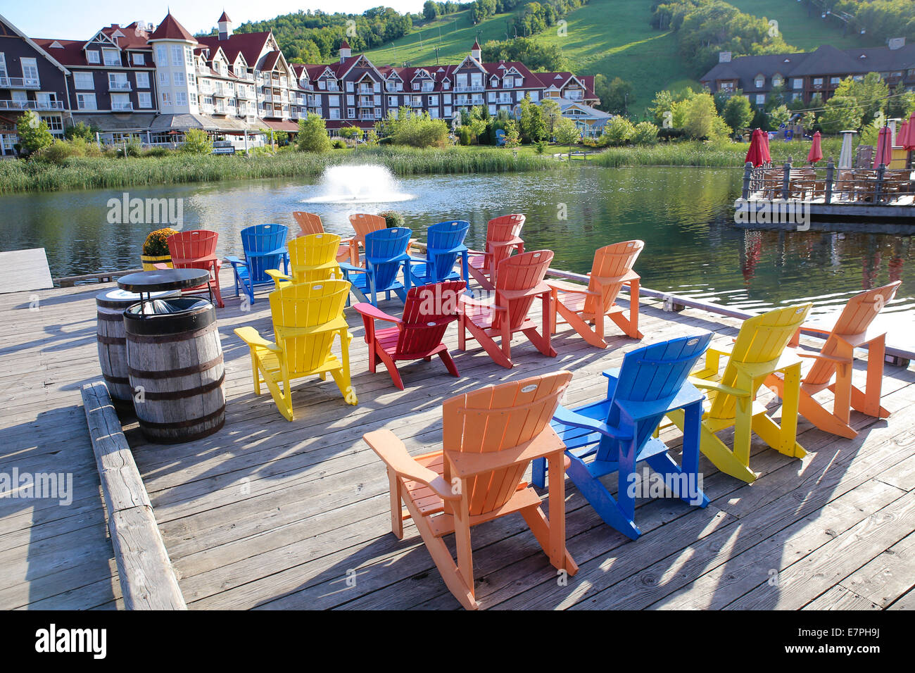 Colorate sedie Muskoka Blue Mountain Resort Canada Foto Stock