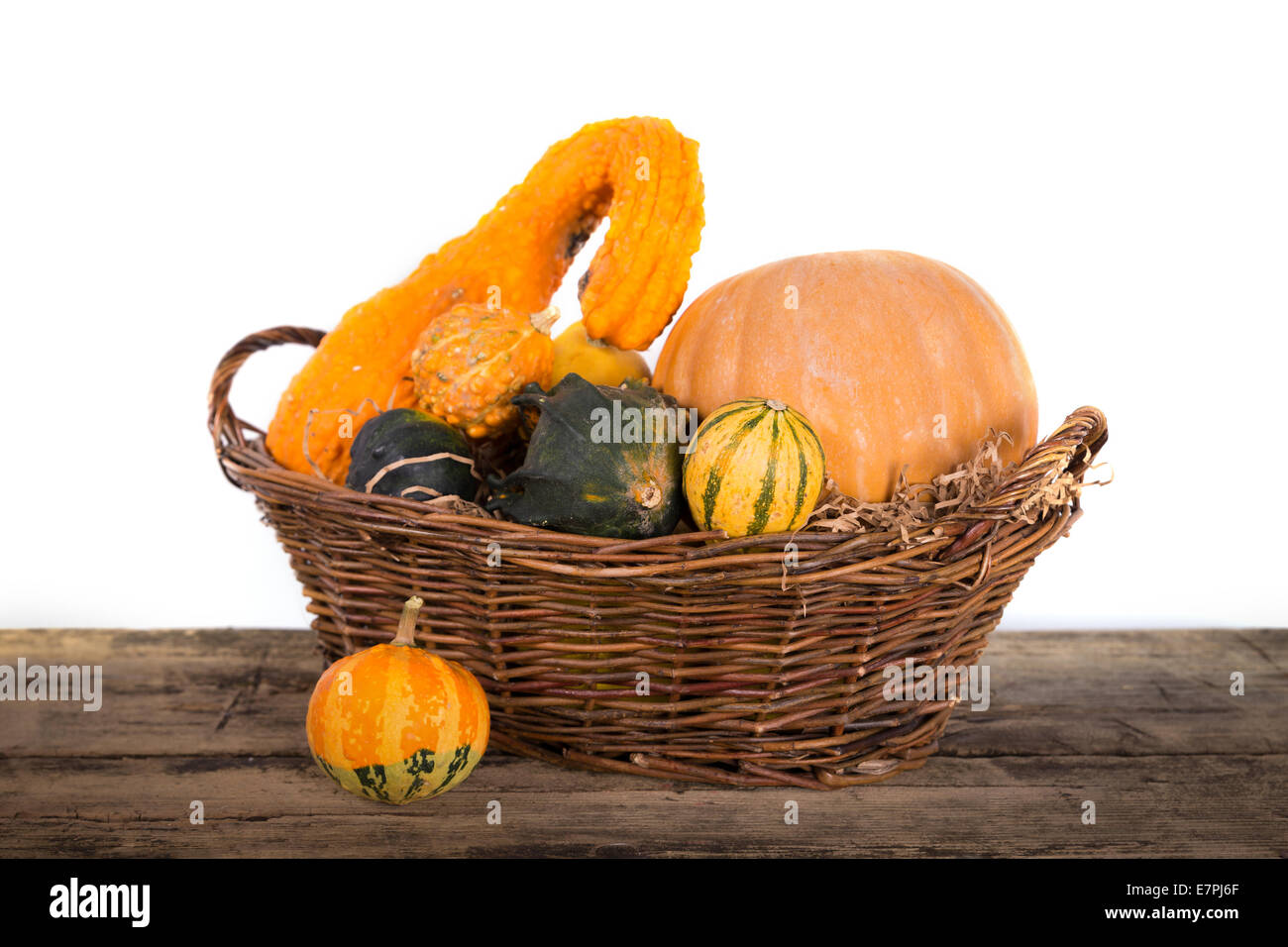 Raccolto di zucca autunno autunno alimento stagionale su legno Foto Stock