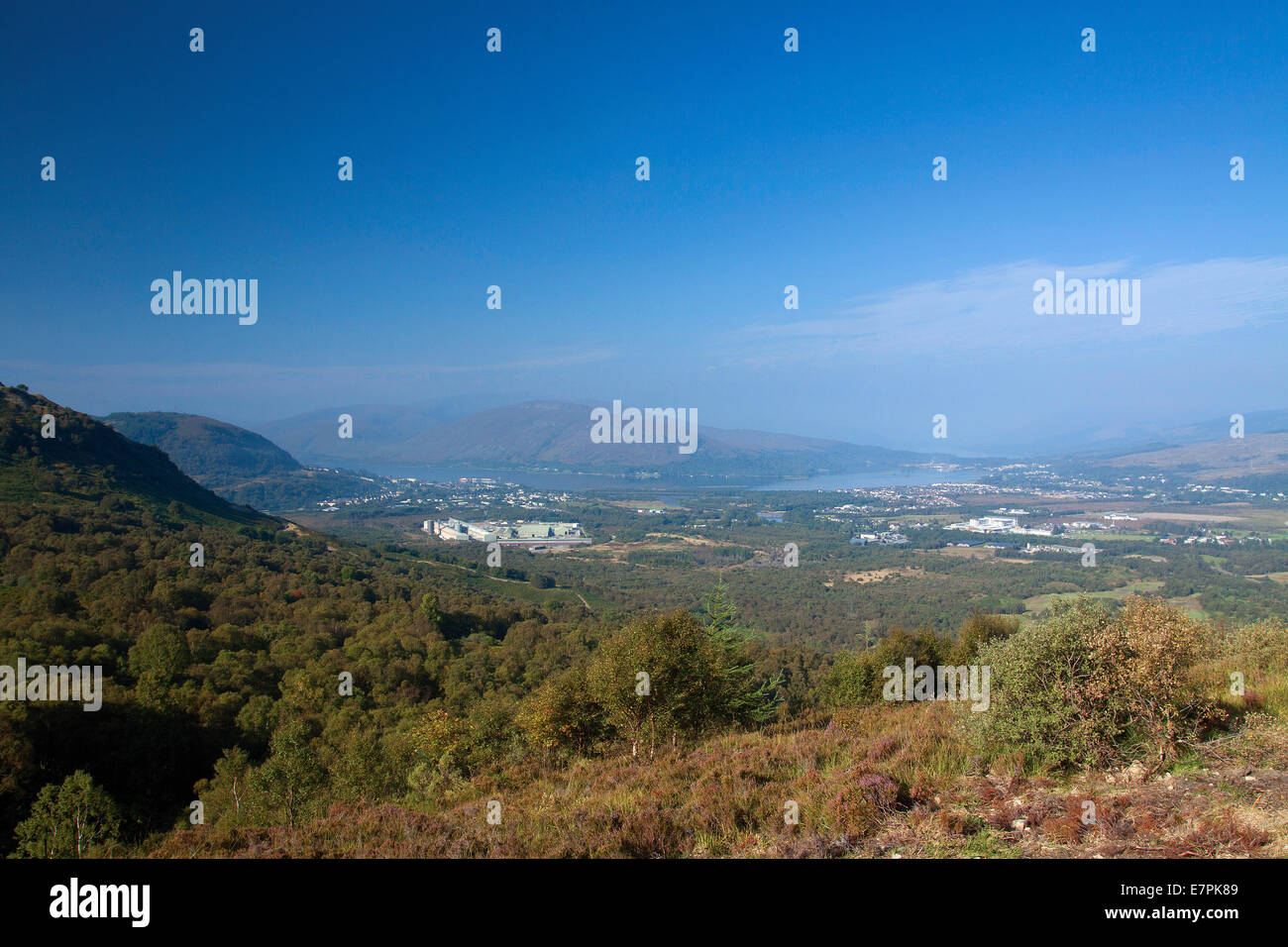 Fort William e Loch Linnhe dalla Allt un sentiero Mhuilinn, Torlundy, Lochaber Foto Stock