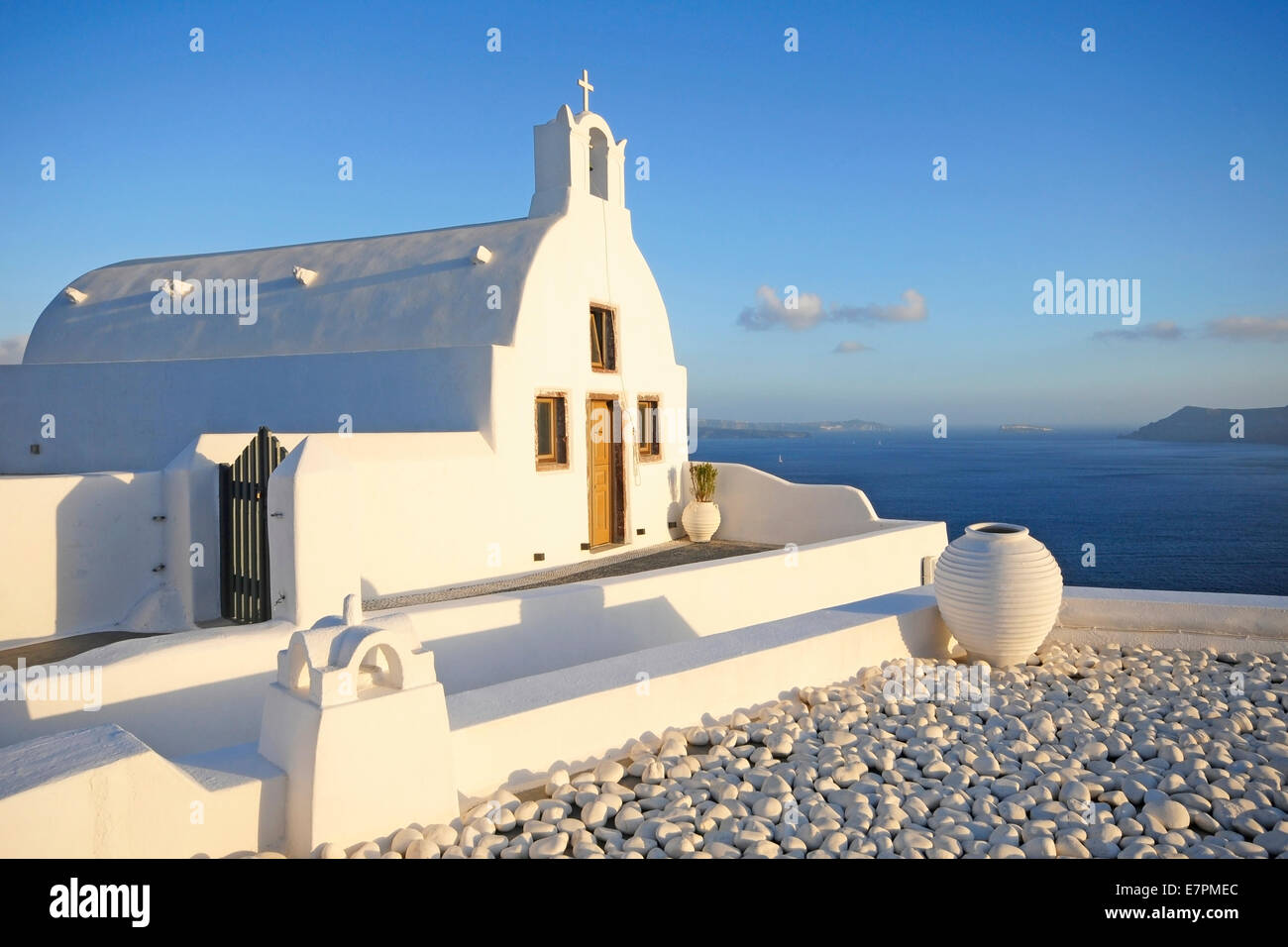 Vista della chiesa tradizionale di Santorini, bella isola greca Foto Stock