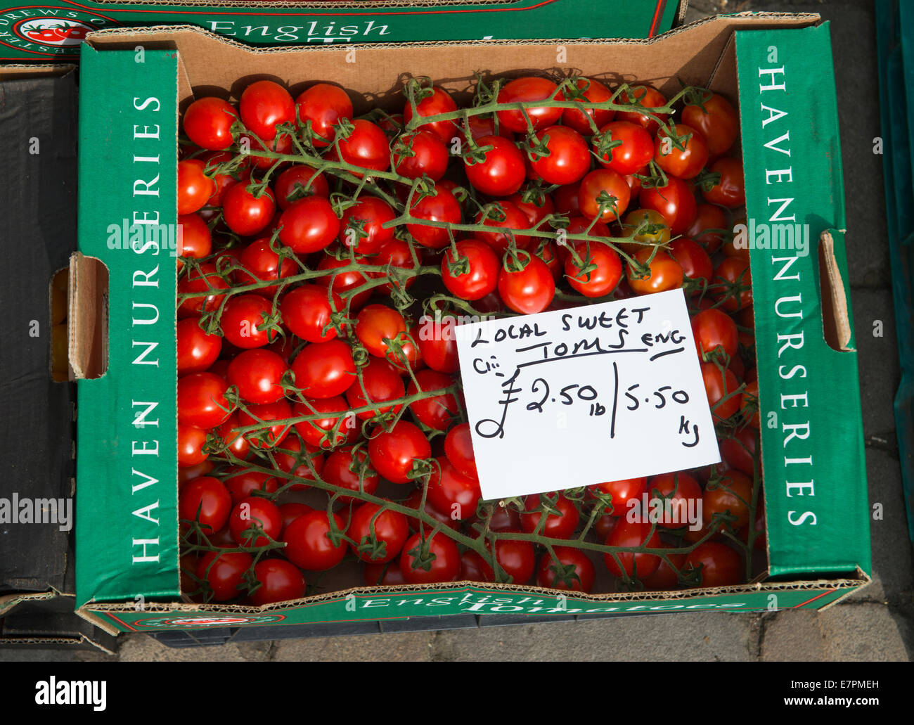 Dolce locale i pomodori in un mercato di Ludlow, Shropshire, Inghilterra Foto Stock
