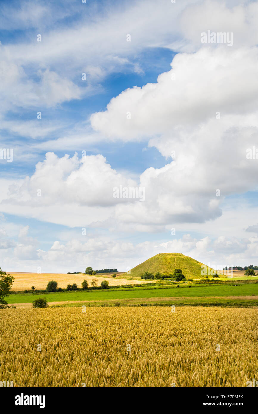 Età del Bronzo Silbury Hill nei pressi di Avebury nel Wiltshire in alta estate REGNO UNITO Foto Stock