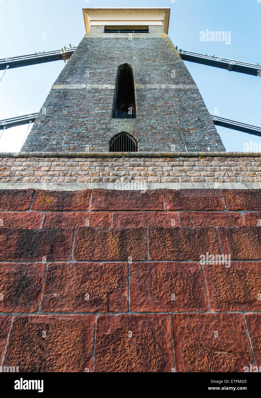 Oriente torre di sostegno del ponte sospeso di Clifton sulla sua pietra arenaria rossa finito alla ricerca di base verticalmente verso l'alto - Bristol REGNO UNITO Foto Stock