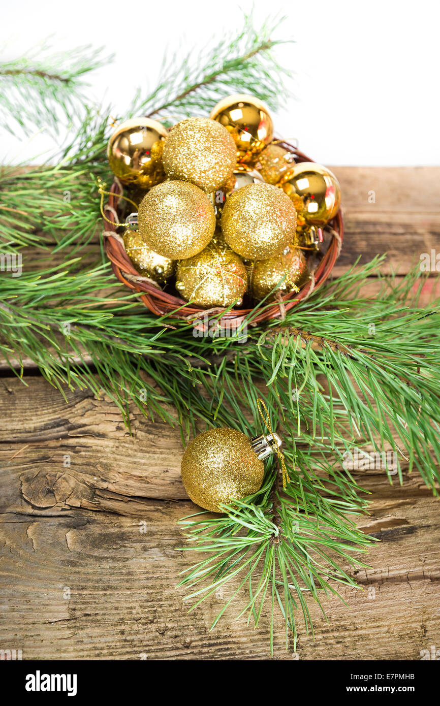 Carte di Natale con golden sfere lucido su sfondo di legno Foto Stock