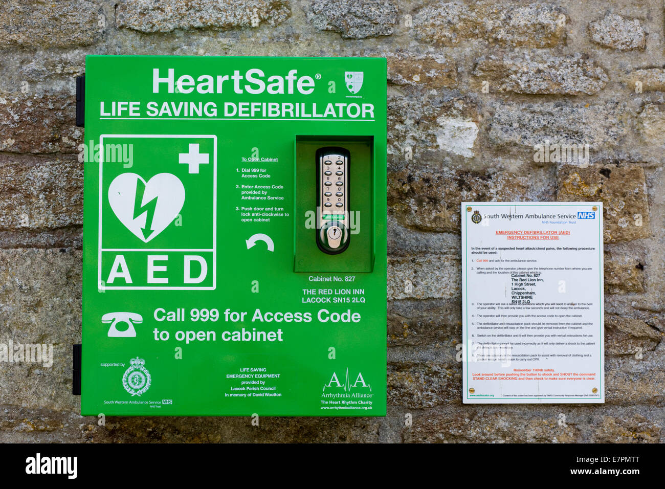 Cuore di sicuro Defibrillatore automatico esterno fissato ad una parete di pietra Foto Stock