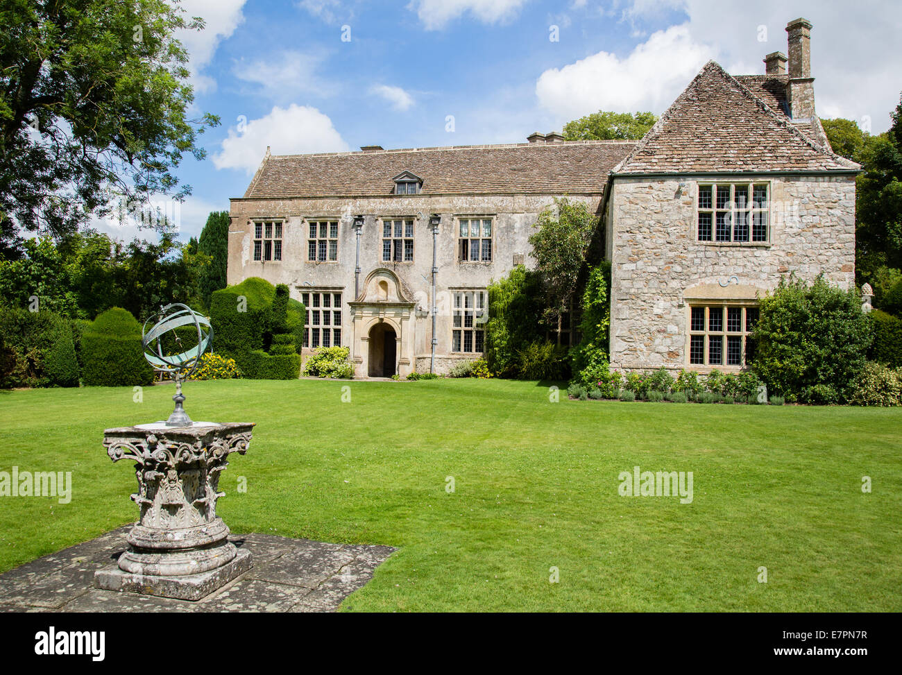 Sfera armillare sui prati di Avebury Manor nel villaggio di Avebury nel WILTSHIRE REGNO UNITO Foto Stock