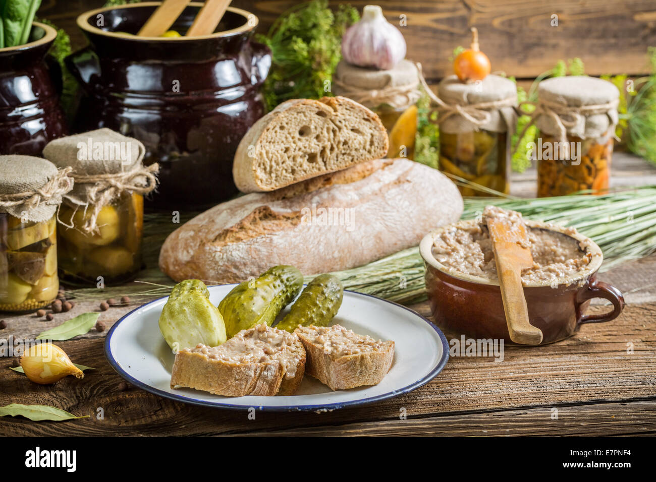 Snack nella dispensa di scorte per l'inverno Foto Stock