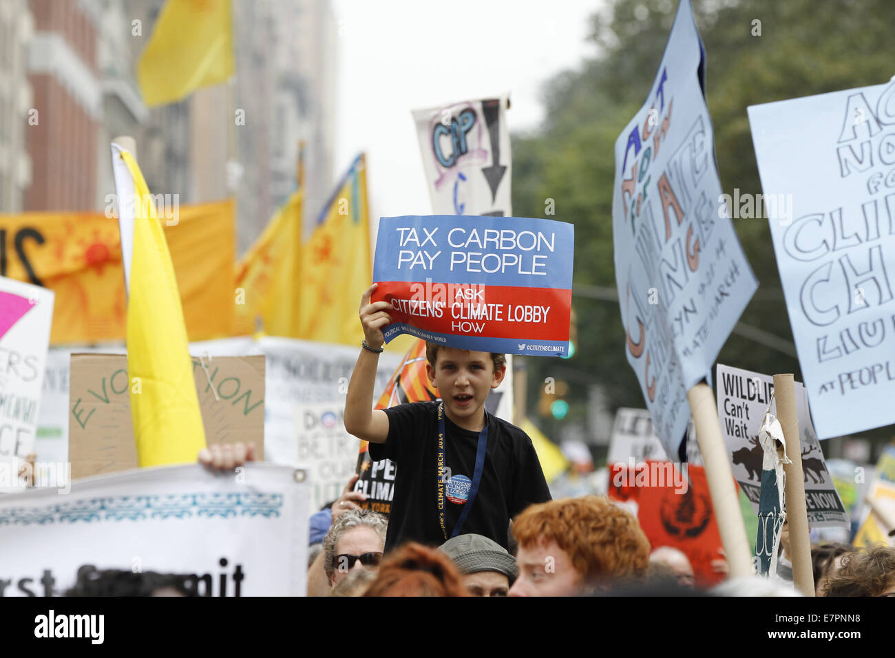 Manhattan, New York, Stati Uniti d'America. Xxi Sep, 2014. Più di 300.000 interessati gli esseri umani sono riportati hanno marciato per le strade di New York City durante il popolo del clima Marzo, Manhattan, New York. Dimostranti fanno la loro strada attorno a Columbus Circle. Credito: Angelo Chevrestt/ZUMA filo/Alamy Live News Foto Stock