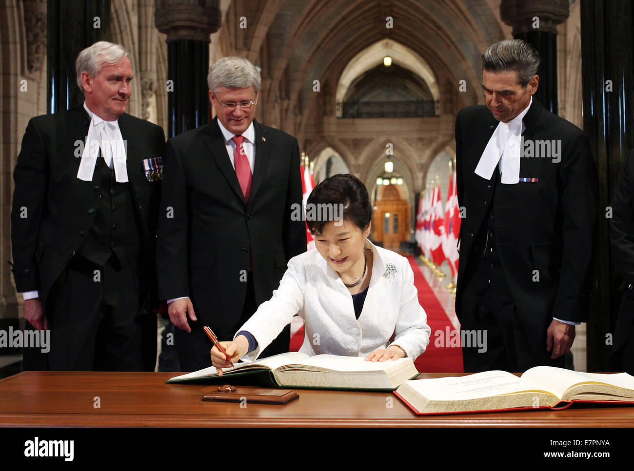 Ottawa, Canada. Il 22 settembre, 2014. Il Presidente sud coreano Park Geun-hye Firma il libro degli ospiti di Ottawa in Canada, sul Sett. 22, 2014. Il Primo Ministro canadese Stephen Harper e visitando il Presidente sud coreano Park Geun-hye lunedì ha firmato un libero scambio e ha avviato una partnership strategica tra i due paesi, l'Ufficio del Primo ministro del governo canadese ha detto. © Cole Burston/Xinhua/Alamy Live News Foto Stock