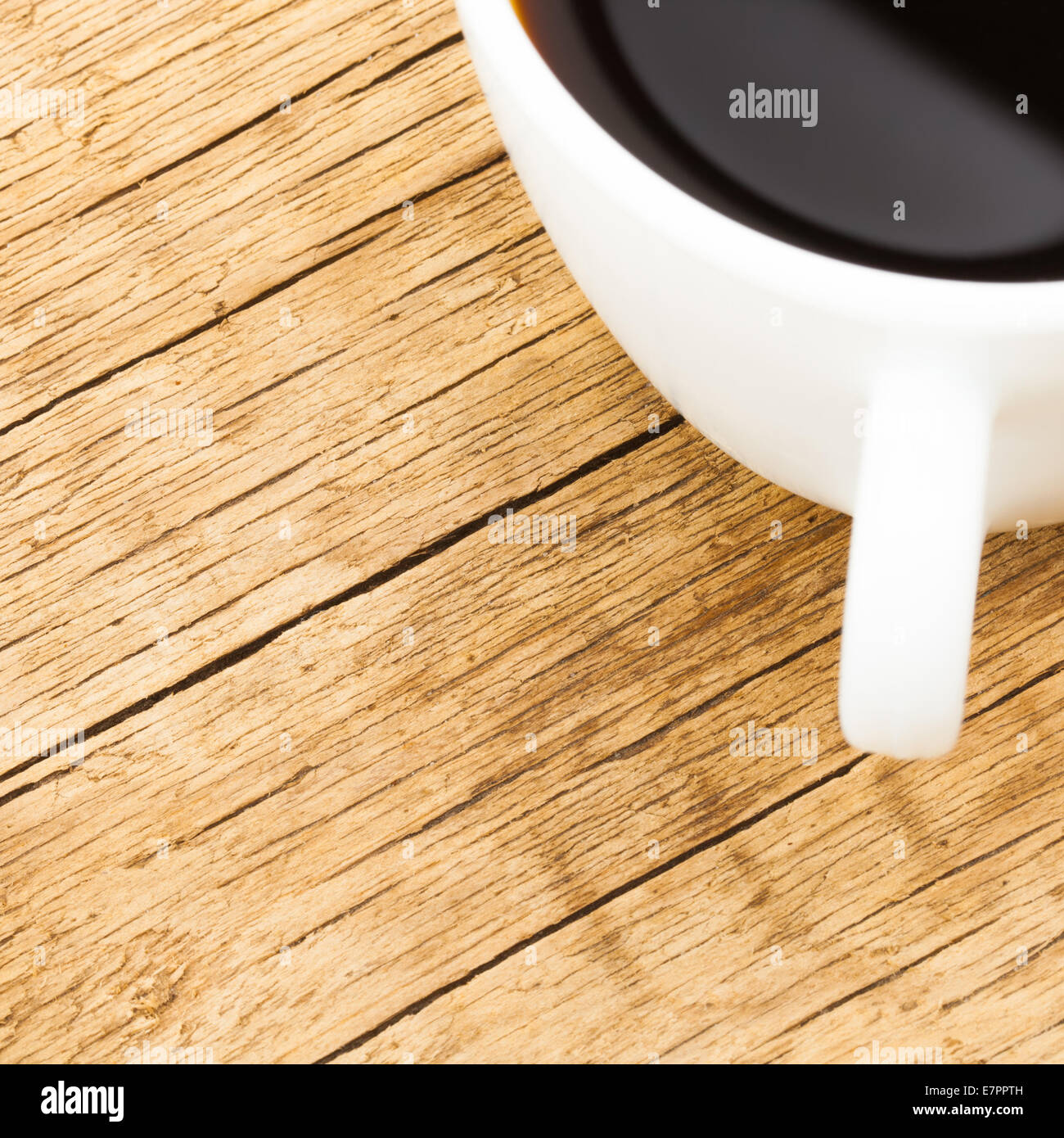 Bianco di ceramica tazza da caffè sul vecchio tavolo - da 1 a 1 rapporto Foto Stock