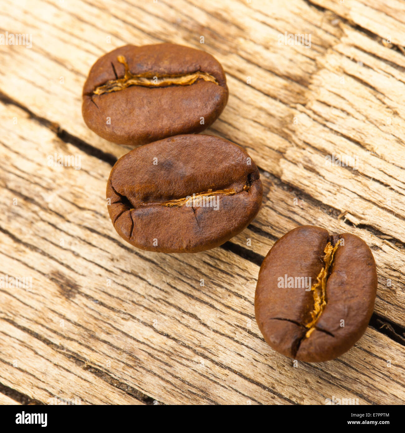 I chicchi di caffè sulla vecchia tabella - da 1 a 1 rapporto Foto Stock