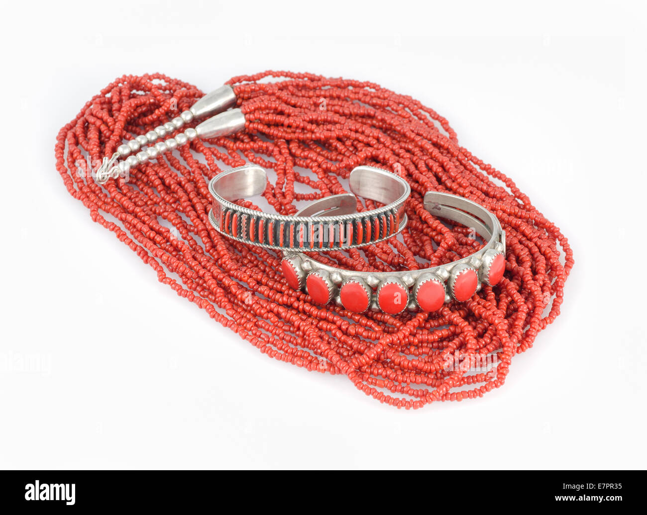 Corallo e bracciali in argento con collana di perle. Foto Stock