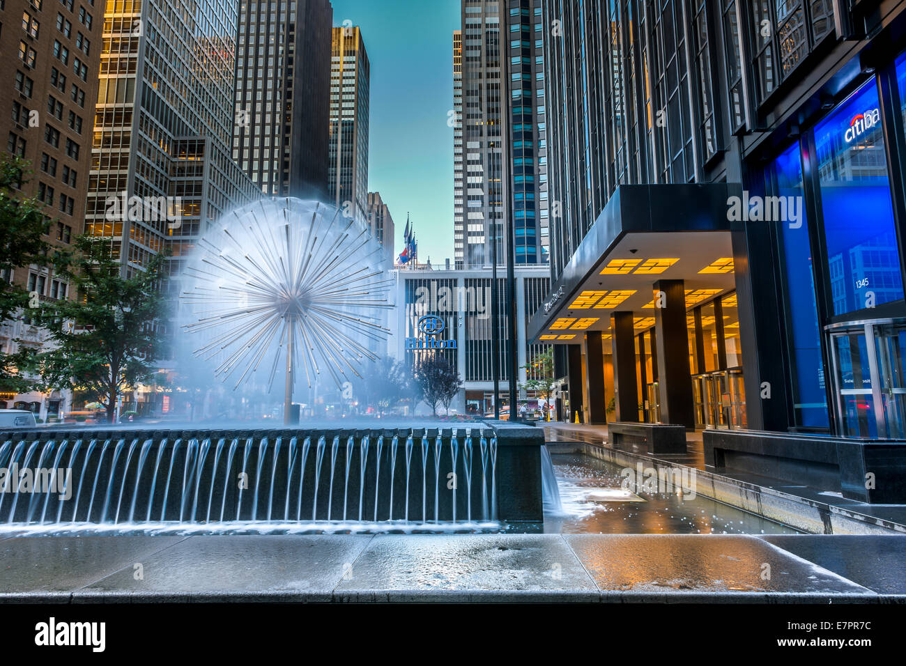 Una delle fontane vicino all'Hilton hotel di Midtown Manhattan, a New York - USA. Foto Stock