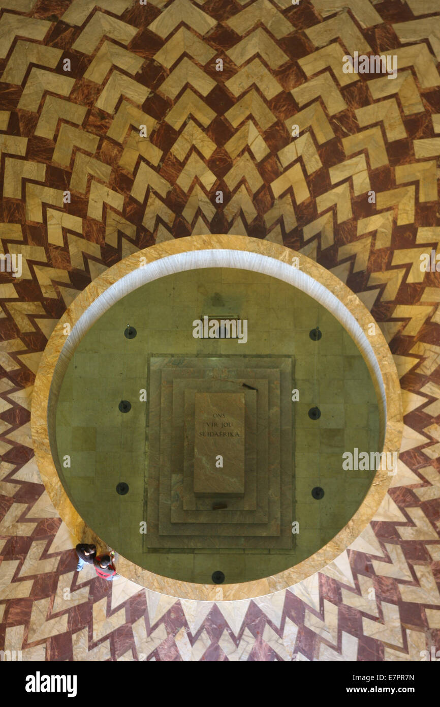 Una vista guardando verso il basso dalla cupola del Monumento Voortrekker a Pretoria, Sud Africa. Foto Stock