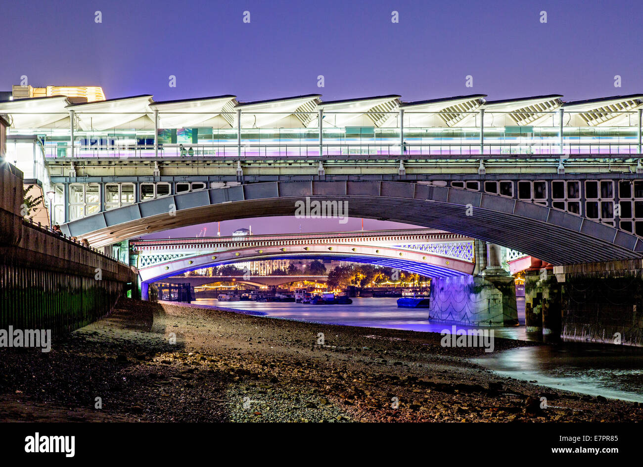 Il Terrapieno con ponti di notte London REGNO UNITO Foto Stock