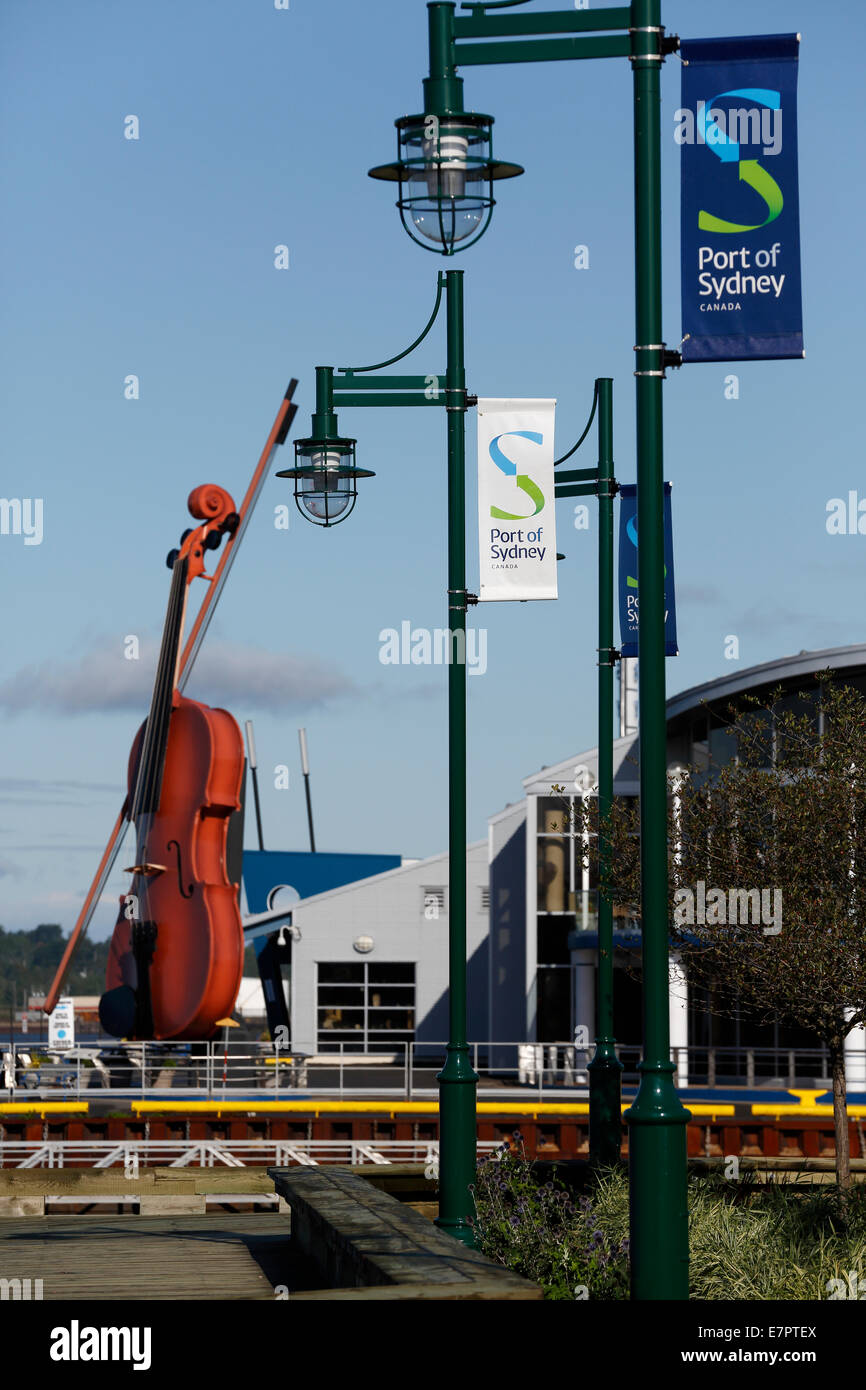 Violino gigante sul lungomare, Sydney, Nova Scotia, Canada Foto Stock