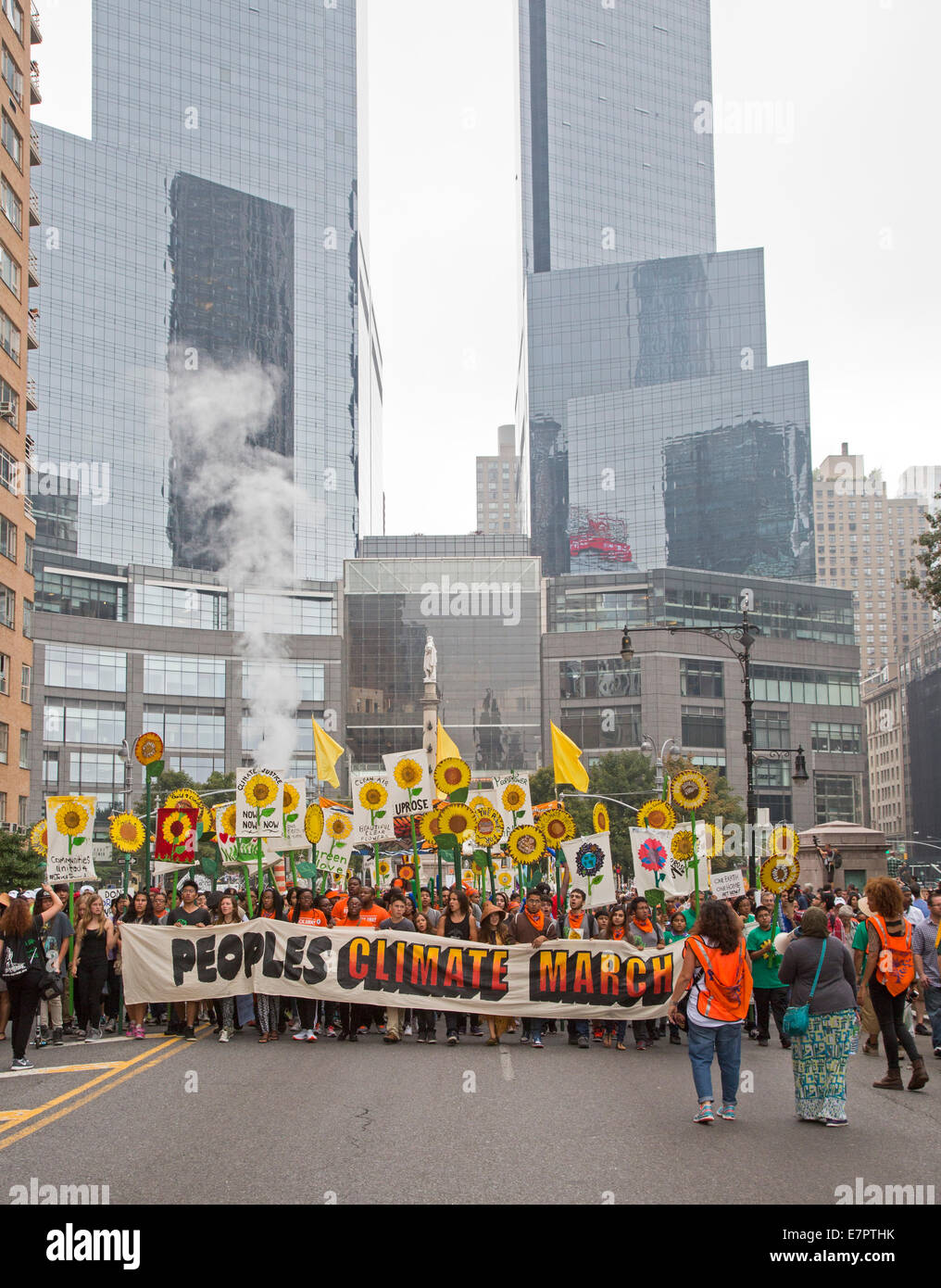 New York New York Stati Uniti d'America - 21 September 2014 - centinaia di migliaia di persone hanno aderito alla 'persone il clima di marzo " per richiedere azioni urgenti contro la minaccia del cambiamento climatico. Credito: Jim West/Alamy Live News Foto Stock
