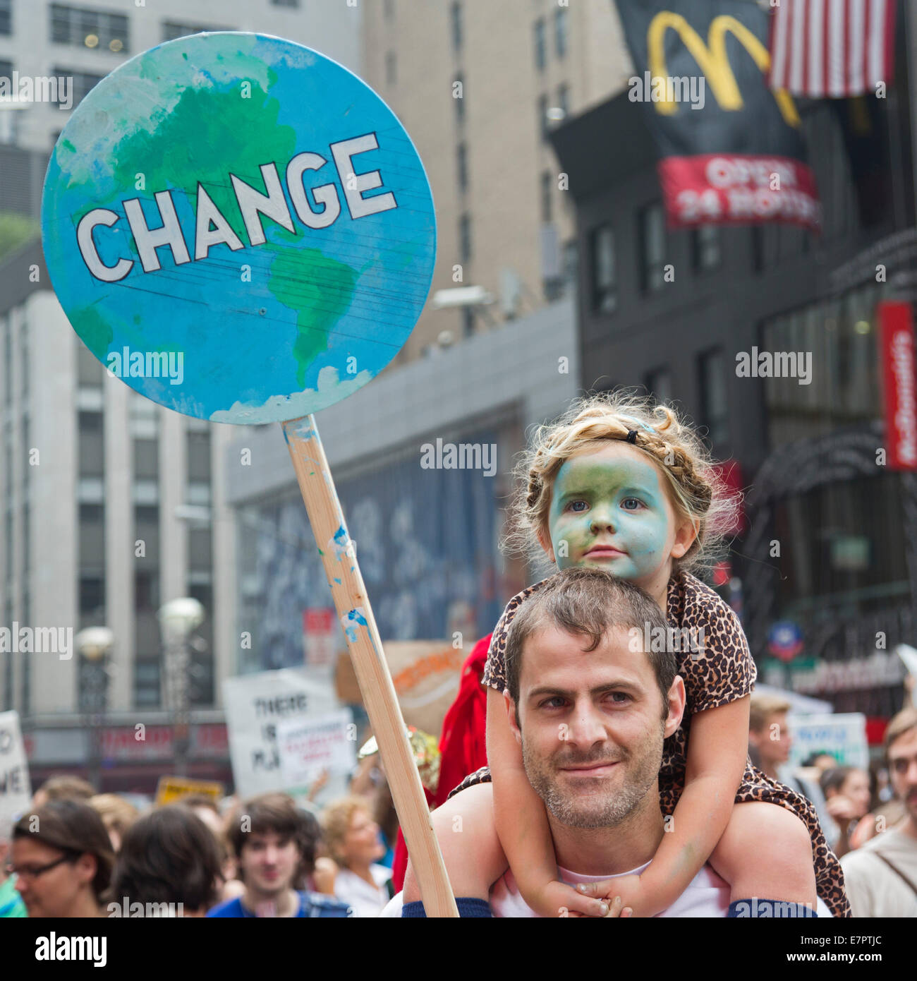 New York New York Stati Uniti d'America - 21 September 2014 - centinaia di migliaia di persone hanno aderito alla 'persone il clima di marzo " per richiedere azioni urgenti contro la minaccia del cambiamento climatico. Credito: Jim West/Alamy Live News Foto Stock
