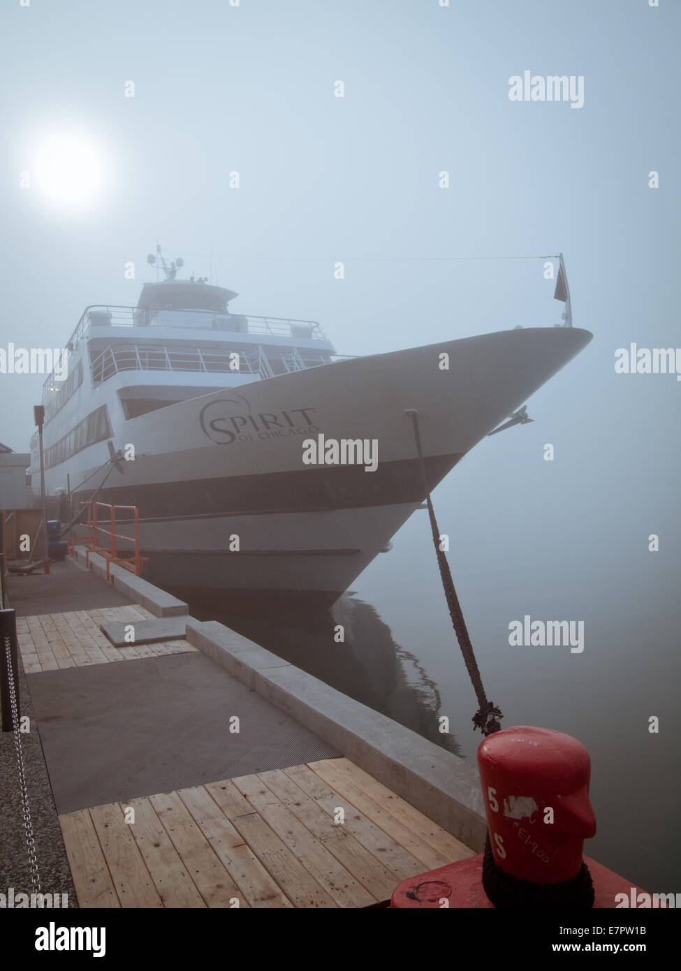 "Lo spirito di Chicago' la nave di crociera, ormeggiata presso il Molo della Marina a Chicago, Illinois, su una mattinata nebbiosa. Foto Stock