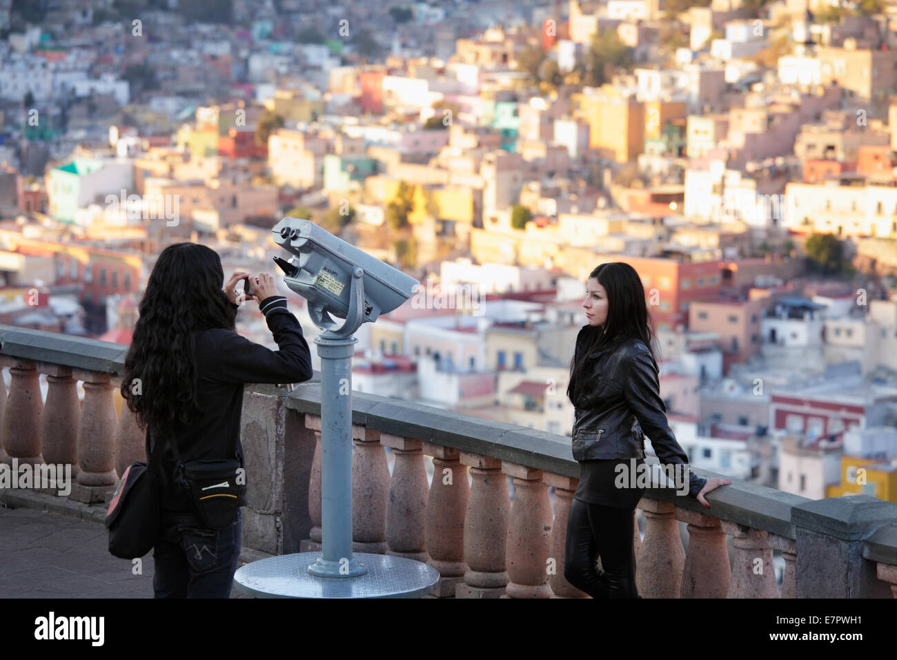 I turisti per scattare fotografie da il Pipila lookout in Guanajuato, Messico. Foto Stock