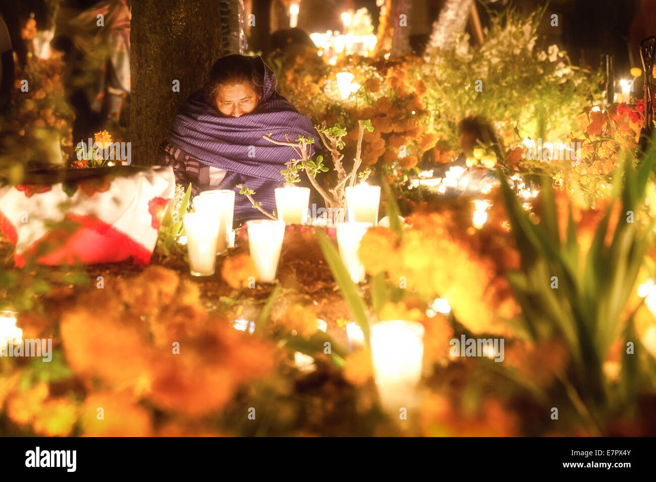 Una vedova che mantiene la scia durante il giorno dei morti in Tzintzuntzan, Michoacan, Messico. Foto Stock