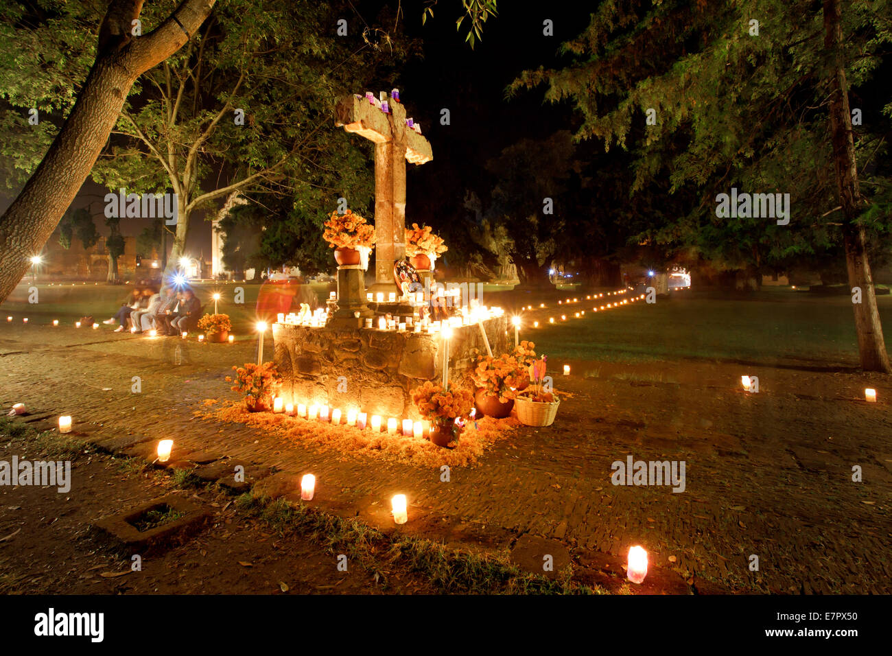 Il giorno dei morti altare nell atrio della Tzintzuntzan, Michoacan l' ex convento, Messico. Foto Stock