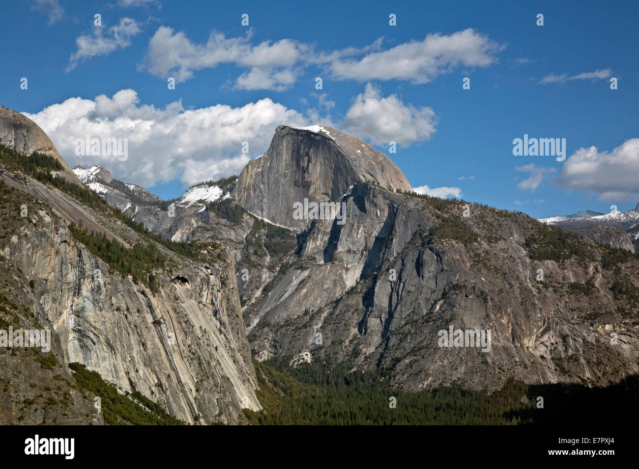 CA02278-00...CALIFORNIA - Nord Cupola e mezza cupola da Columbia Rock nel Parco Nazionale di Yosemite. Foto Stock