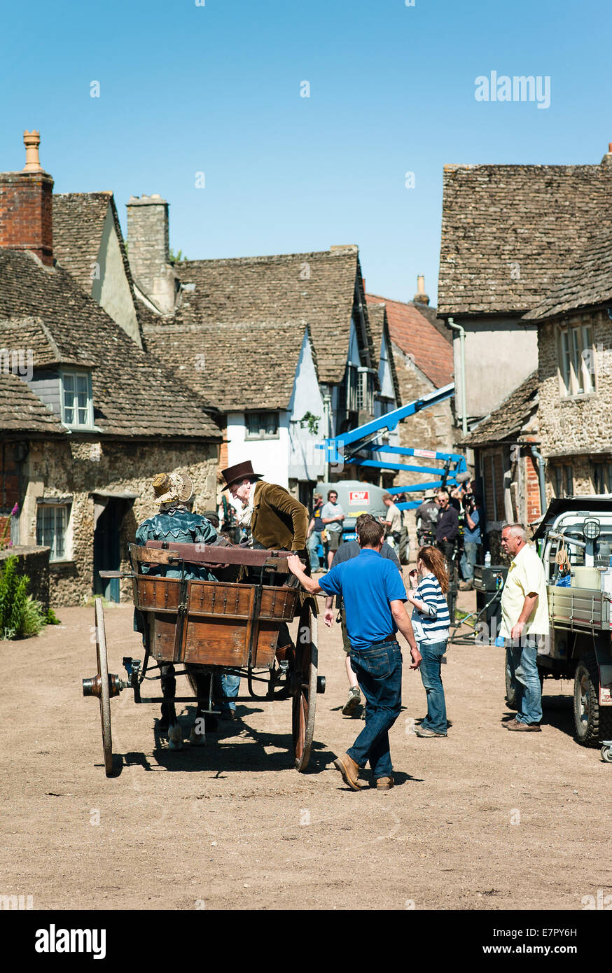 Attore Jim Carter arrampicata in una carrozza a cavallo durante le riprese di Cranford in Lacock village REGNO UNITO Foto Stock