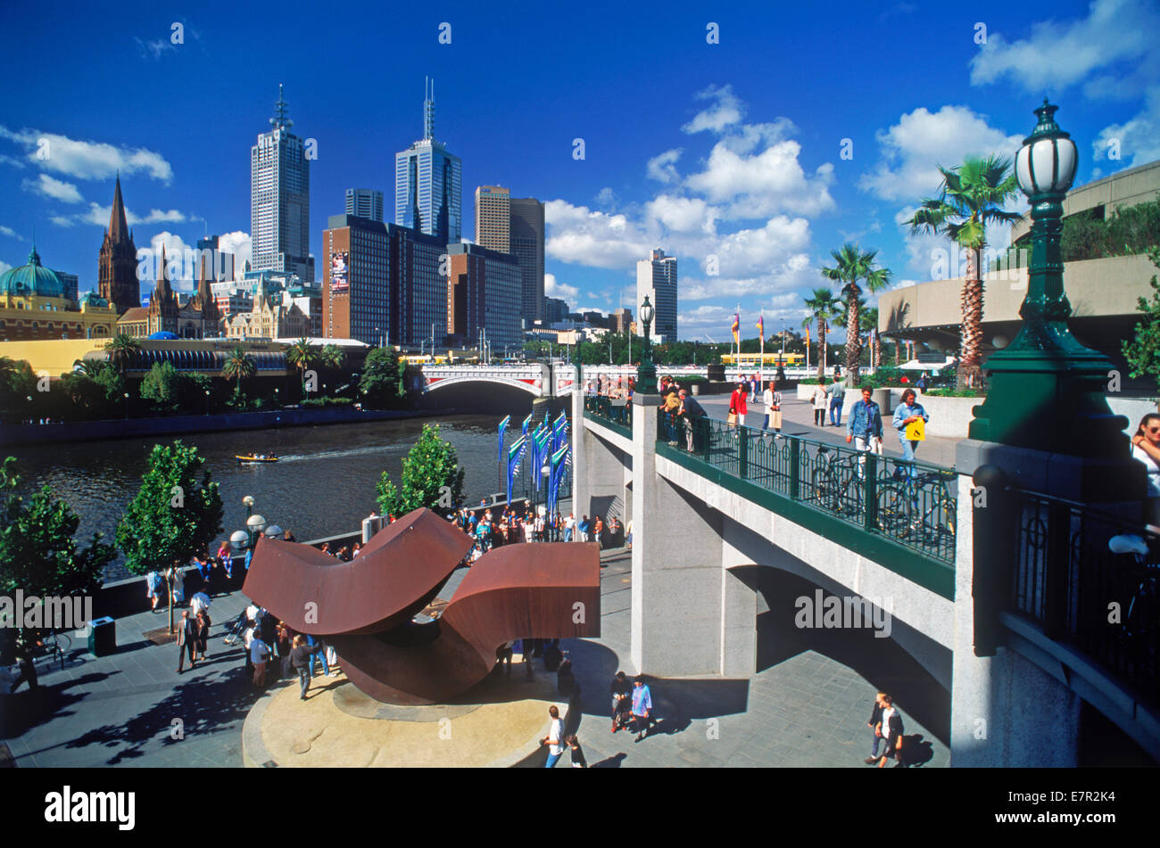 Skyline del centro con il ponte sul fiume Yarra da Southgate complesso in Melbourne. Victoria, Australia Foto Stock