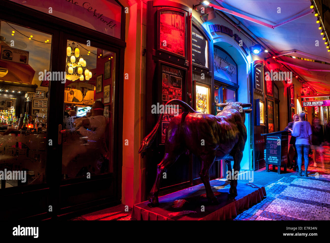 Ingresso al ristorante la Casa Argentina nella città Vecchia, via Dlouha, vita notturna di Praga Foto Stock