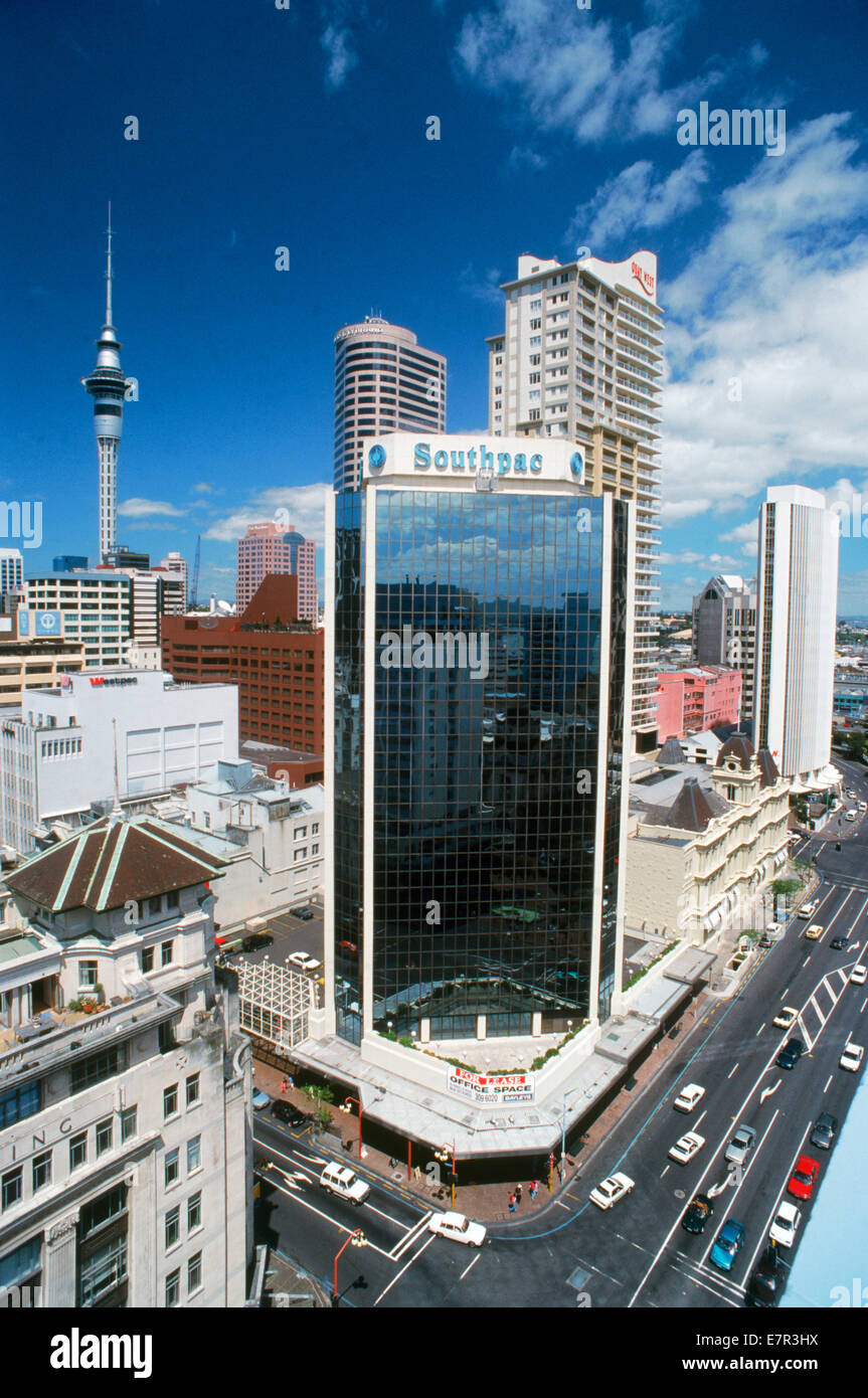 Skyline della città da sopra con Skytower nel centro di Auckland, Nuova Zelanda Foto Stock